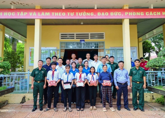 DECOFI ĐỒNG HÀNH CÙNG CHƯƠNG TRÌNH "THẮP SÁNG VÙNG BIÊN"